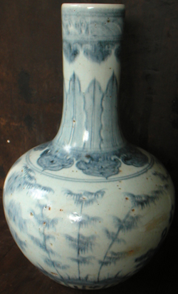 Bottle Vase with "Three-Friends" - Chinese Blue and White Porcelain