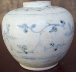 Jarlet with Leaf Scroll - Chinese Blue and White Porcelain