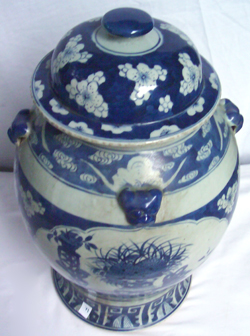 Large Covered Vase - Chinese Blue and White Porcelain