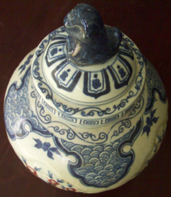 Covered Vase with Cloud Lappets - Qing Dynasty Chinese Porcelain
