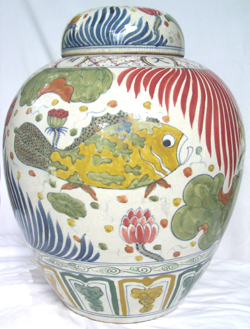 Large Guan with Fish Scene - Qing Dynasty Chinese Porcelain