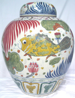 Large Guan with Fish Scene - Qing Dynasty Chinese Porcelain