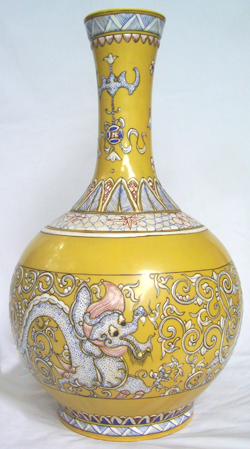 Bottle Vase with Dragons - Qing Dynasty Chinese Porcelain